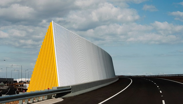 More than 65,000 lineal metres of deeply ribbed steel noise wall panels are providing a colourful visual identity for Deer Park Bypass, Western Melbourne.